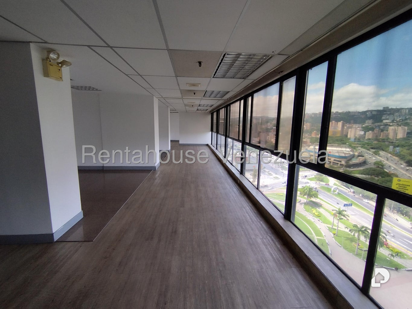 Office in Plaza Venezuela, Caracas – 8