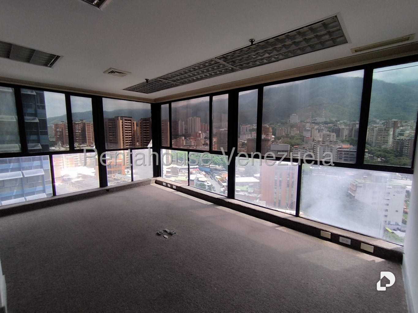 Office in Plaza Venezuela, Caracas – 7