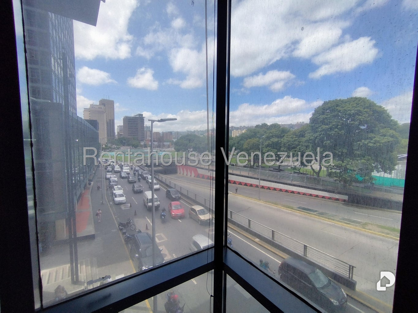 Office in Plaza Venezuela, Caracas – 3