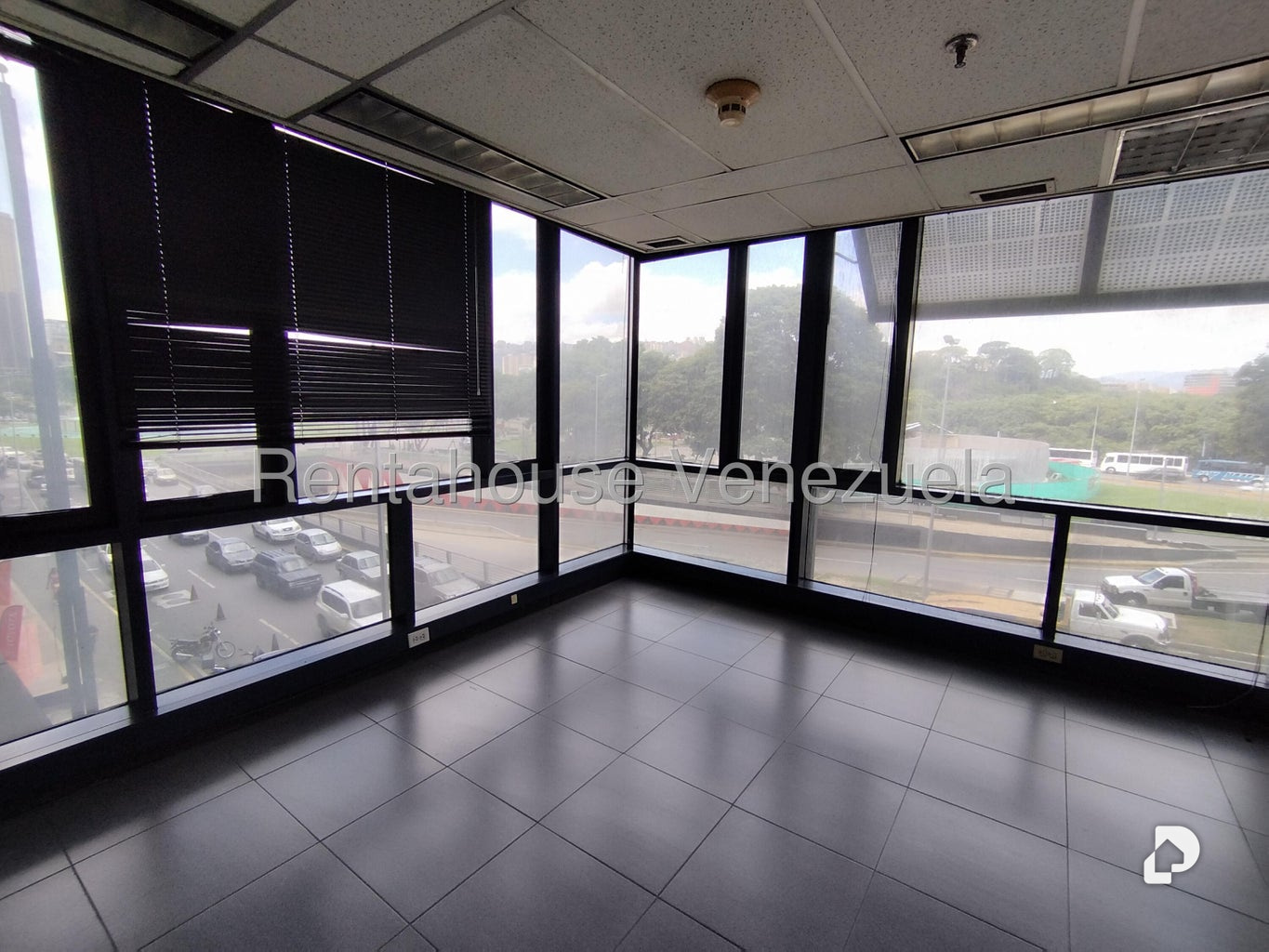 Office in Plaza Venezuela, Caracas – 6