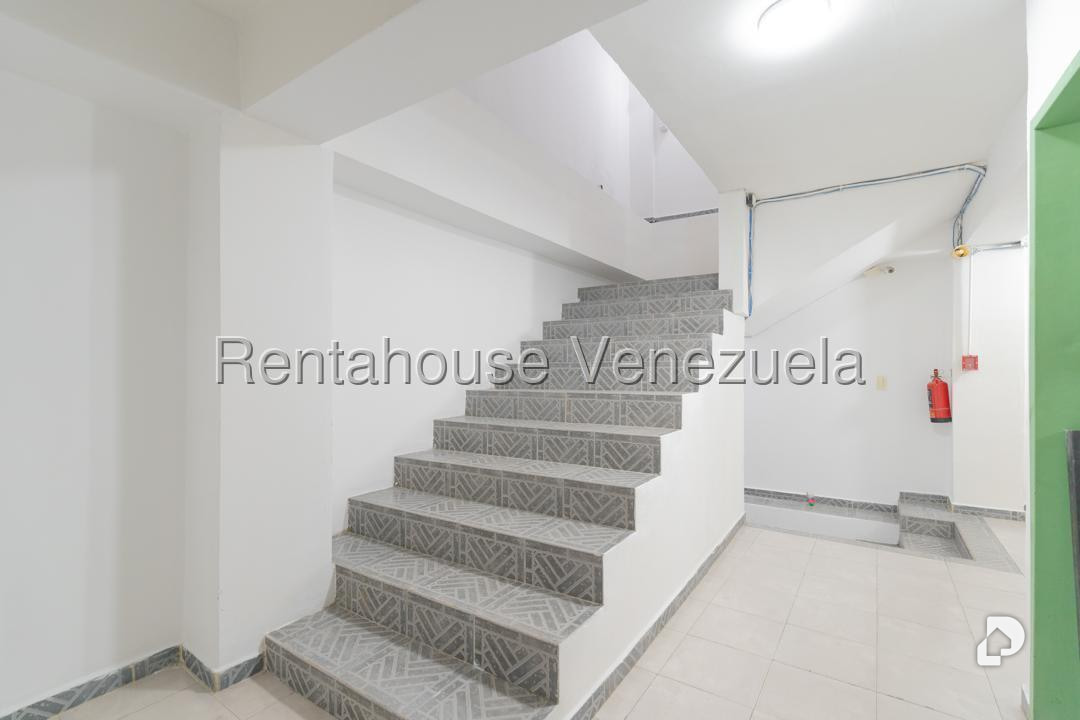 Local comercial en Parroquia Santa Rosalía, Caracas – 24