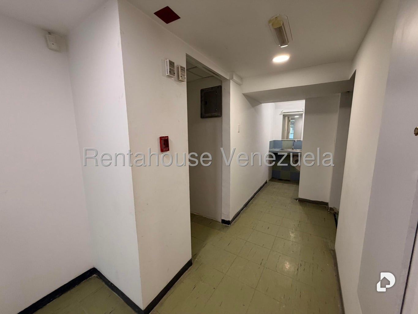 Local comercial en La Carlota, Caracas – 18