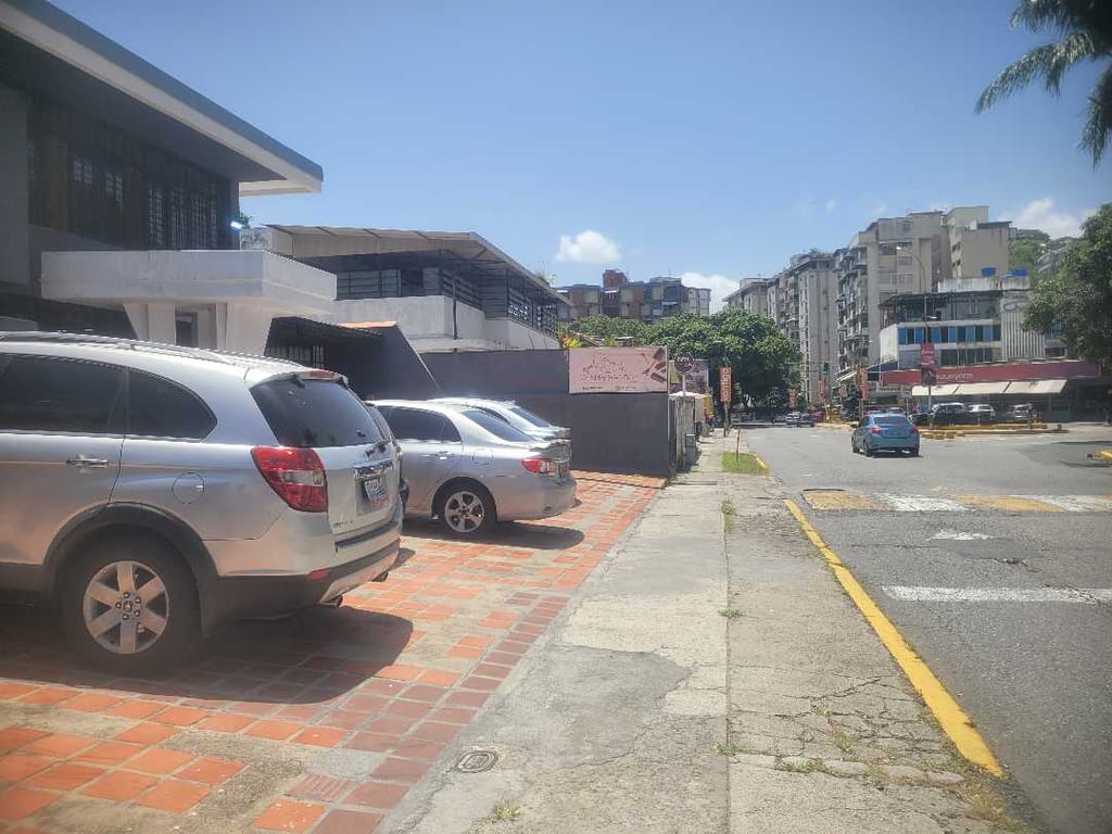 Local comercial en Chuao, Caracas - 1
