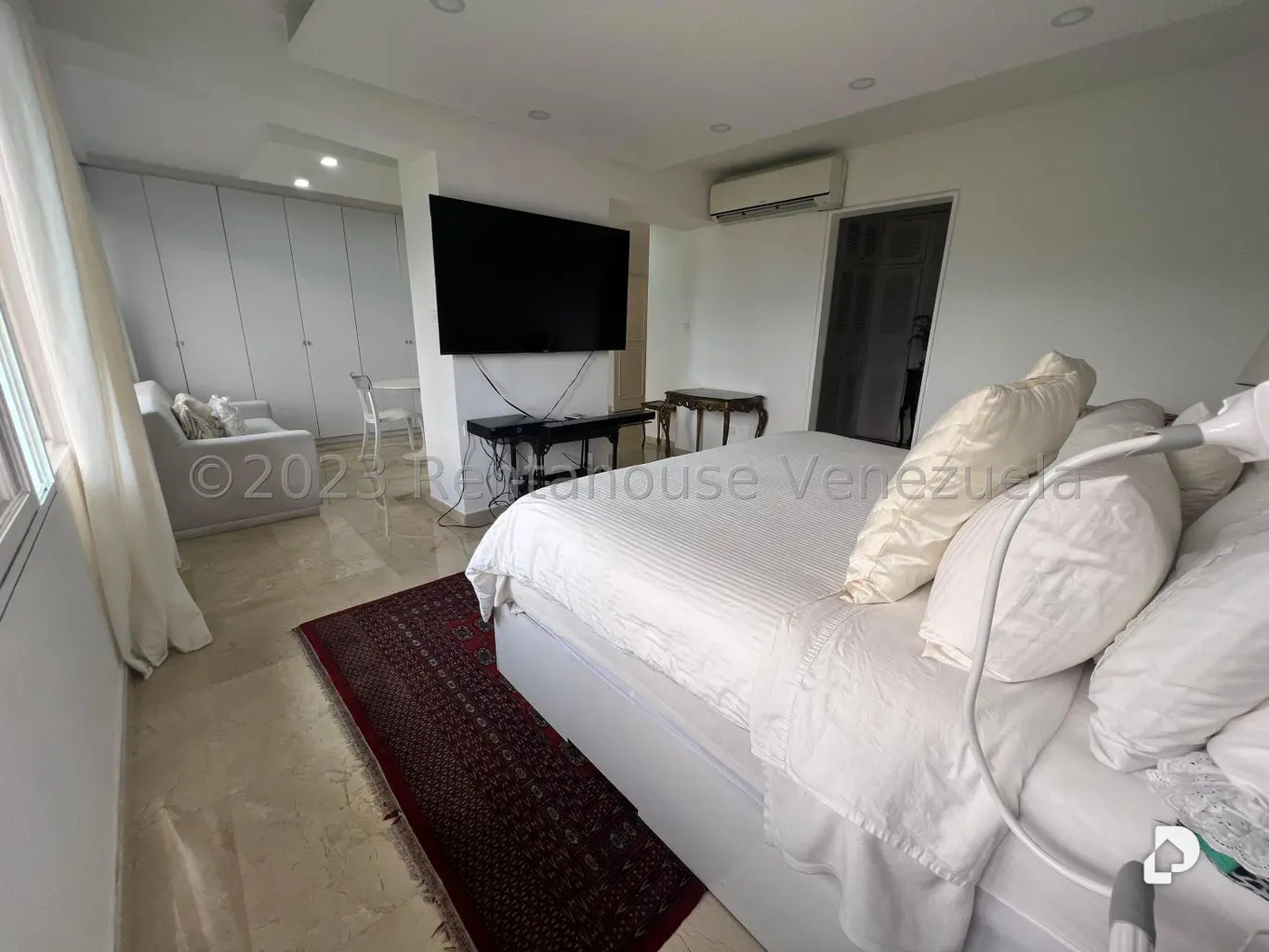 Apartamento en Las Mesetas de Santa Rosa de Lima, Caracas – 24