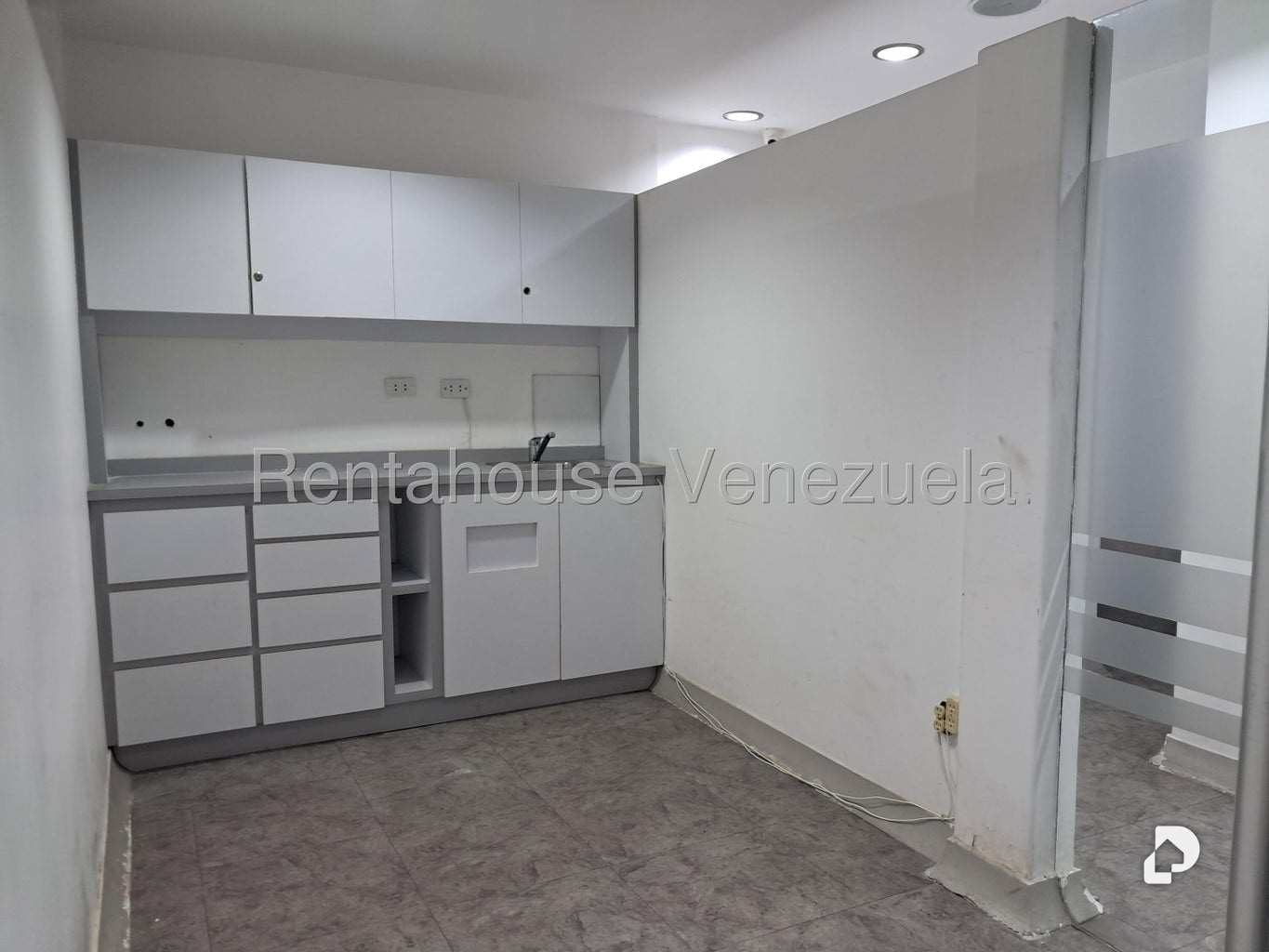 Local comercial en La Urbina, Caracas – 9
