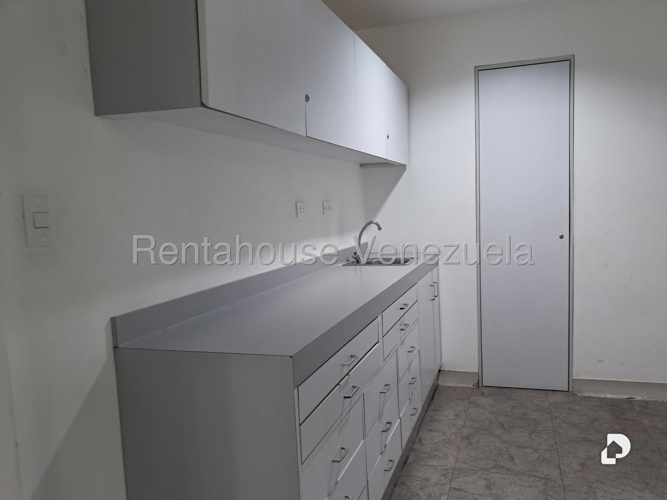 Local comercial en La Urbina, Caracas – 13