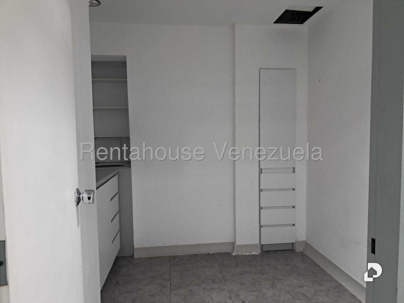 Local comercial en La Urbina, Caracas – 11