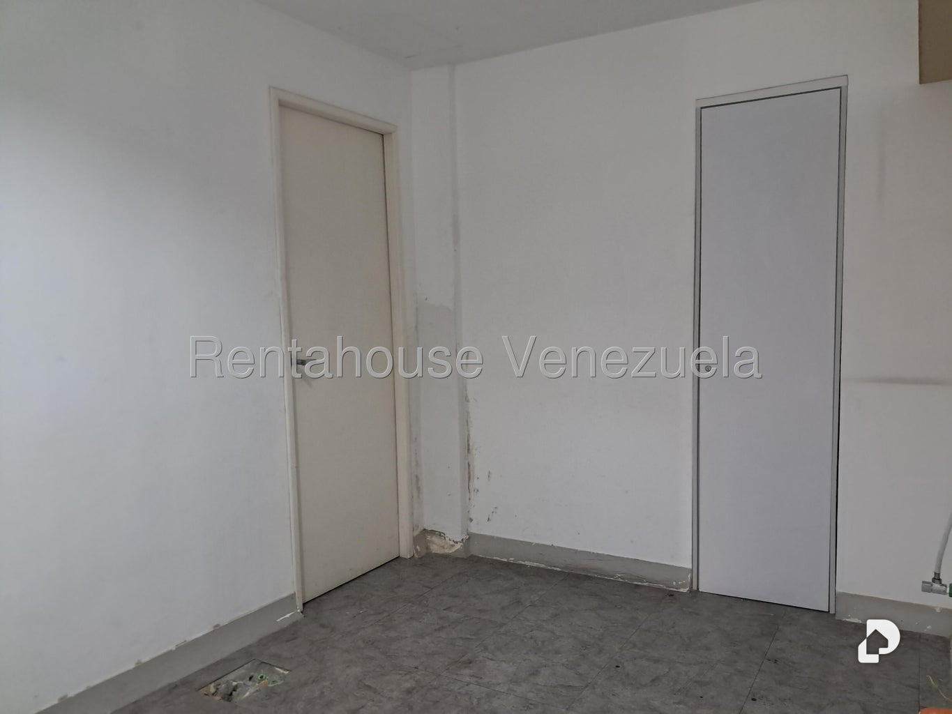 Local comercial en La Urbina, Caracas – 12