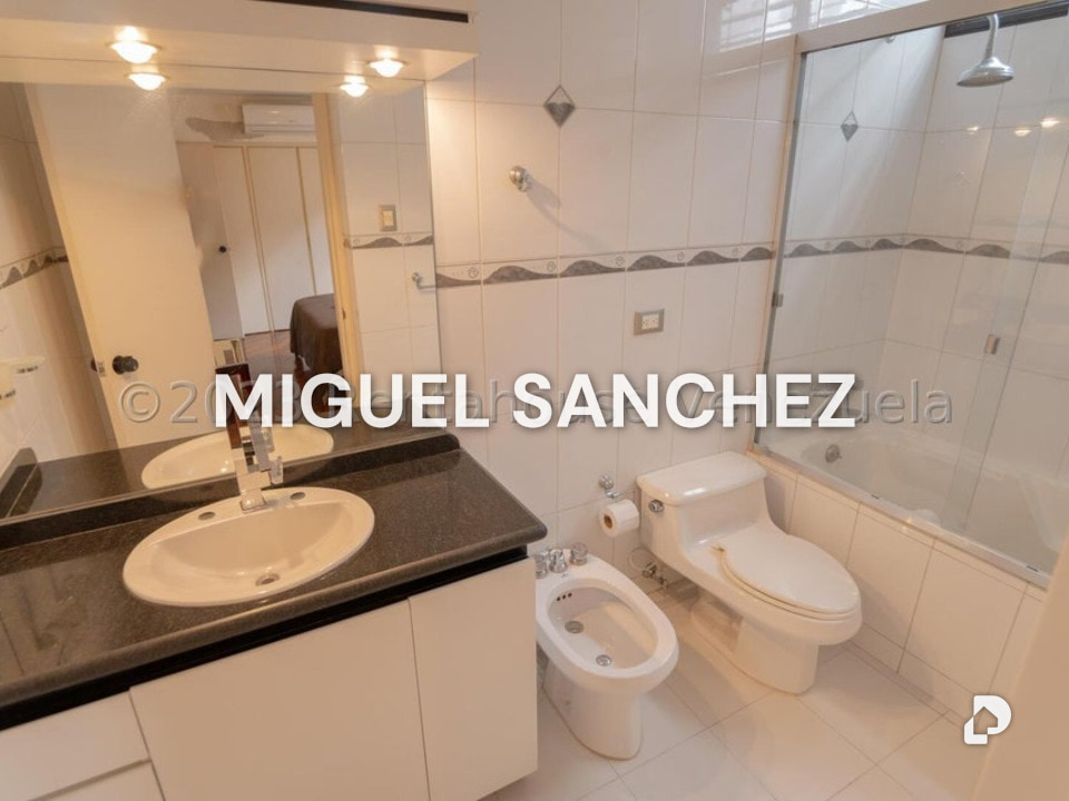 Apartamento en Los Palos Grandes, Caracas – 24