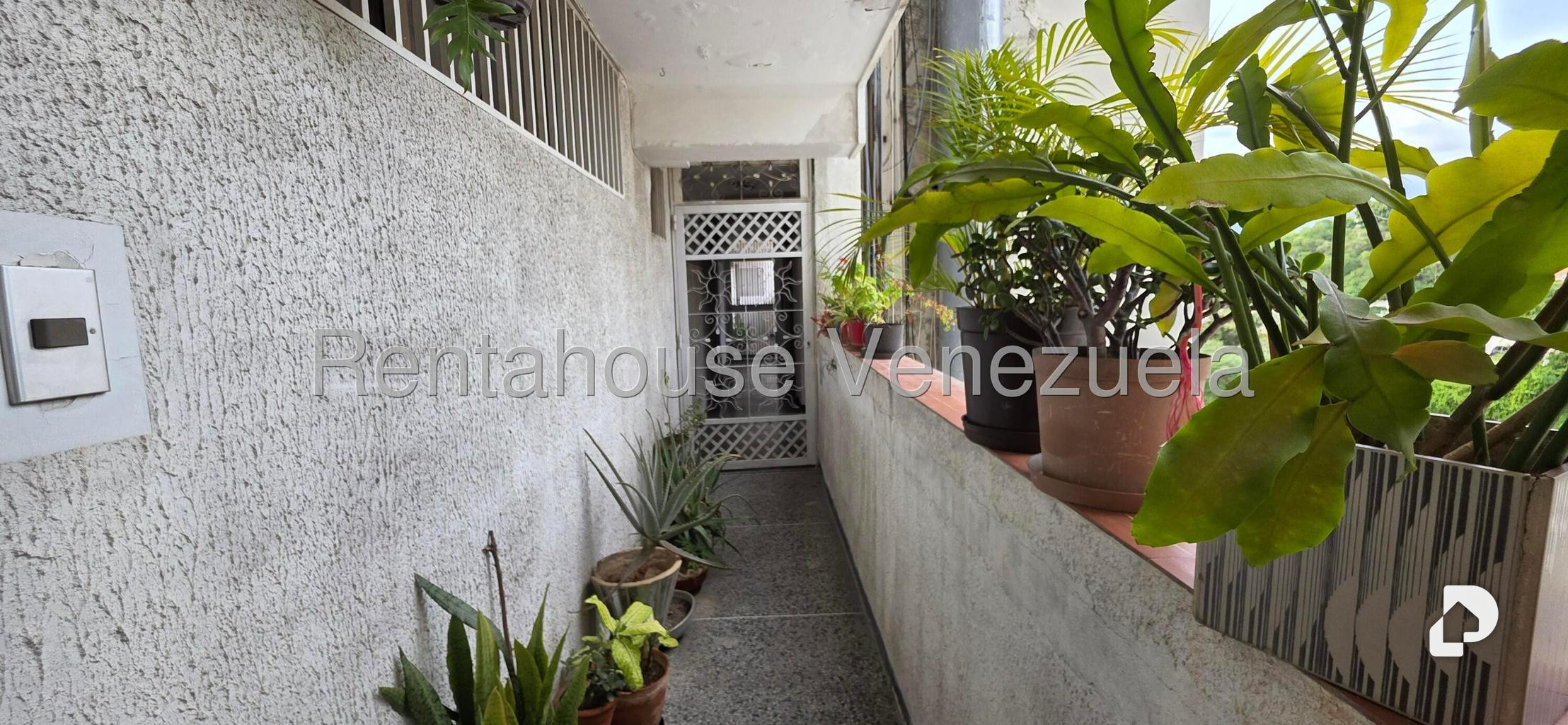 Apartamento en Urbanización Colinas de Los Chaguaramos, Caracas