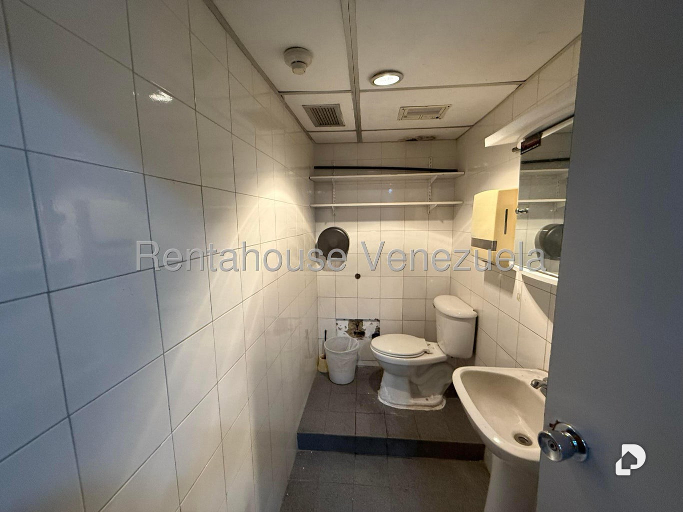 Commercial space in Los Dos Caminos, Caracas – 5