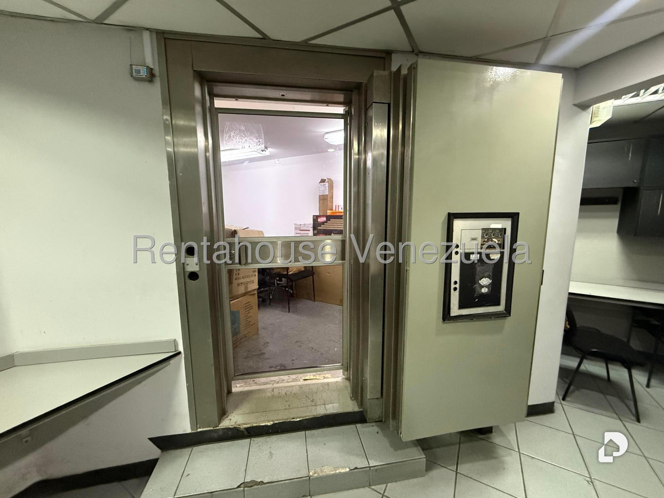 Commercial space in Los Dos Caminos, Caracas – 4