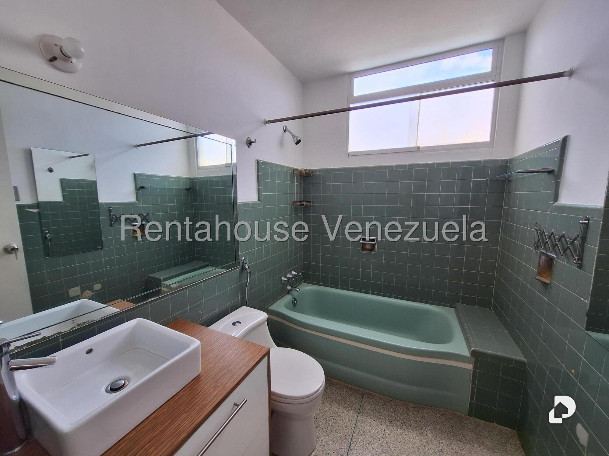 Apartamento en Los Palos Grandes, Caracas – 11