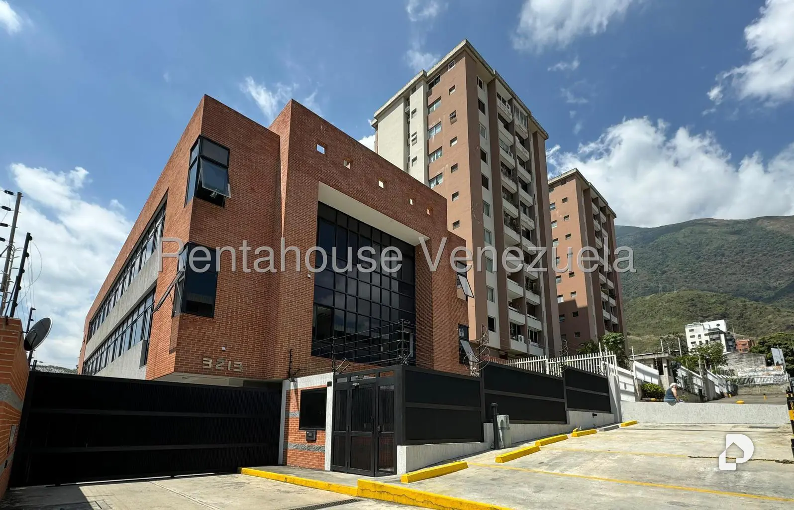 Edificio en Los Dos Caminos, Caracas – 1