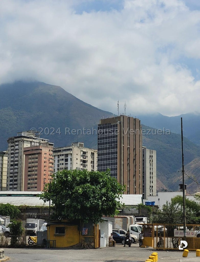Terreno en Los Cortijos de Lourdes, Caracas – 10
