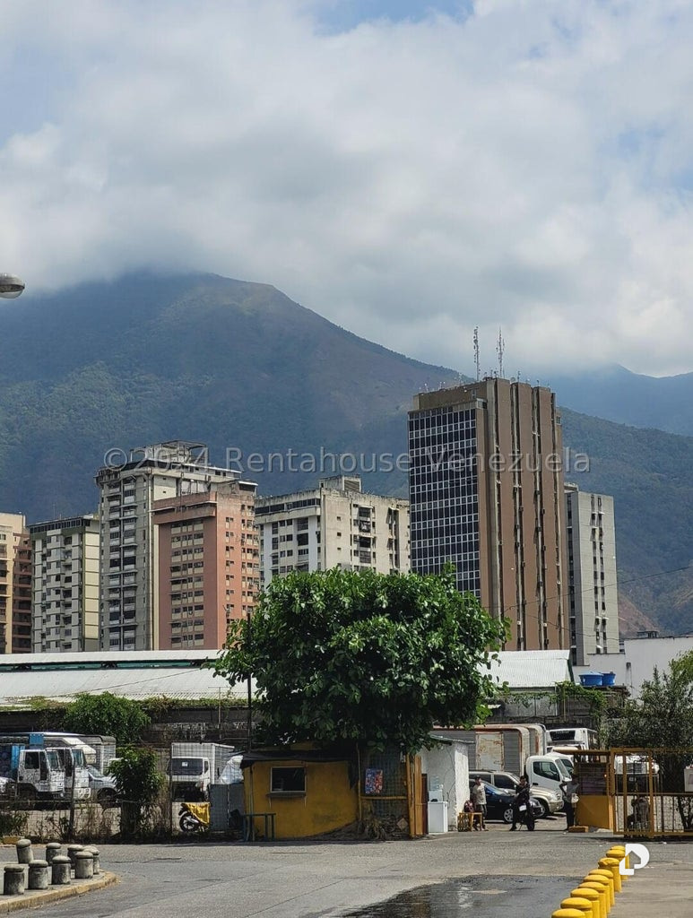 Terreno en Los Cortijos de Lourdes, Caracas – 11
