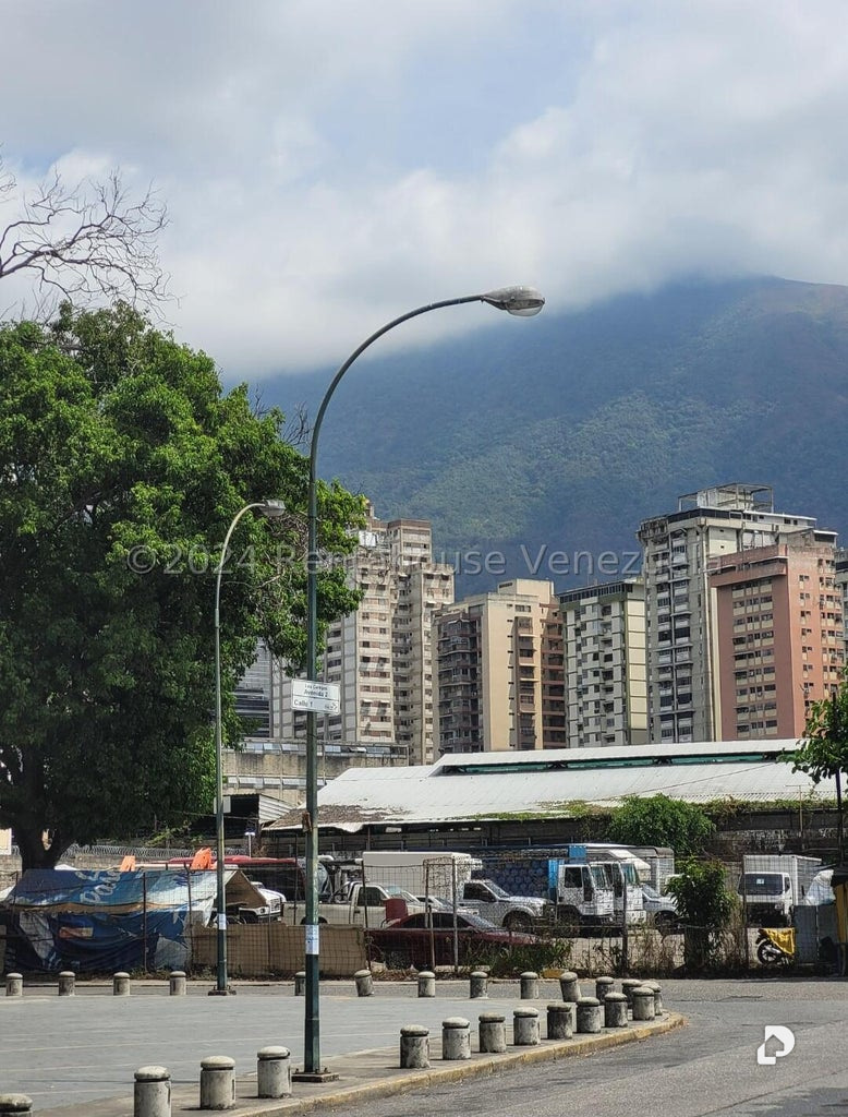 Terreno en Los Cortijos de Lourdes, Caracas – 12