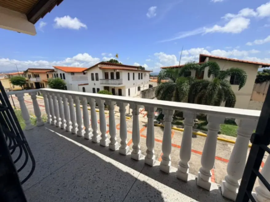Townhouse en Av. Intercomunal, Cabudare - 1