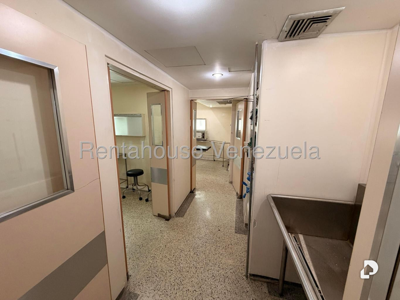 Local comercial en Bello Monte, Caracas – 30