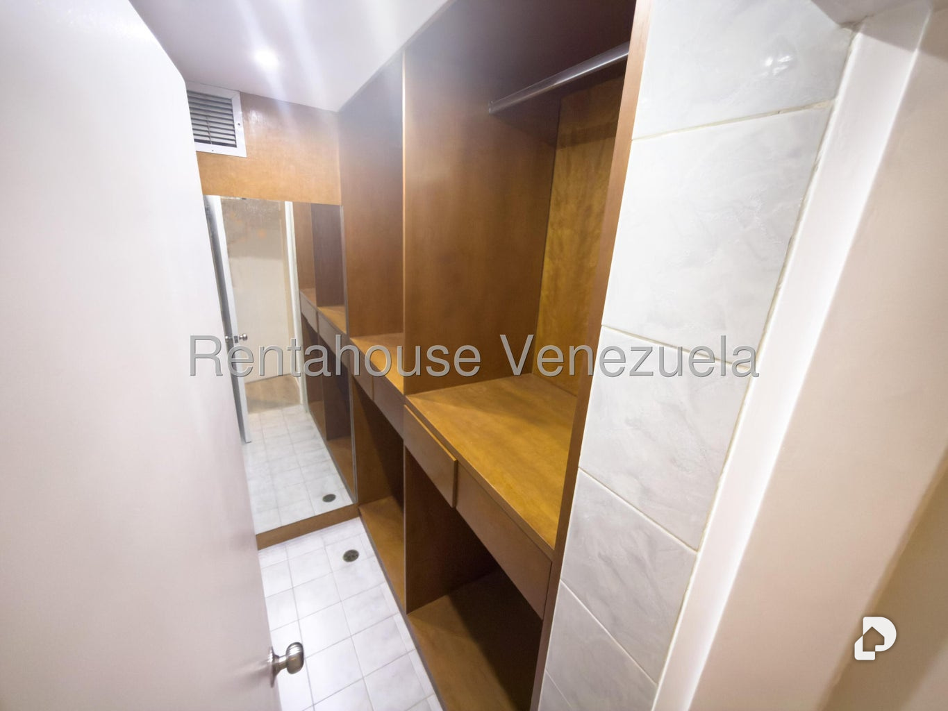Apartamento en Los Palos Grandes, Caracas – 19