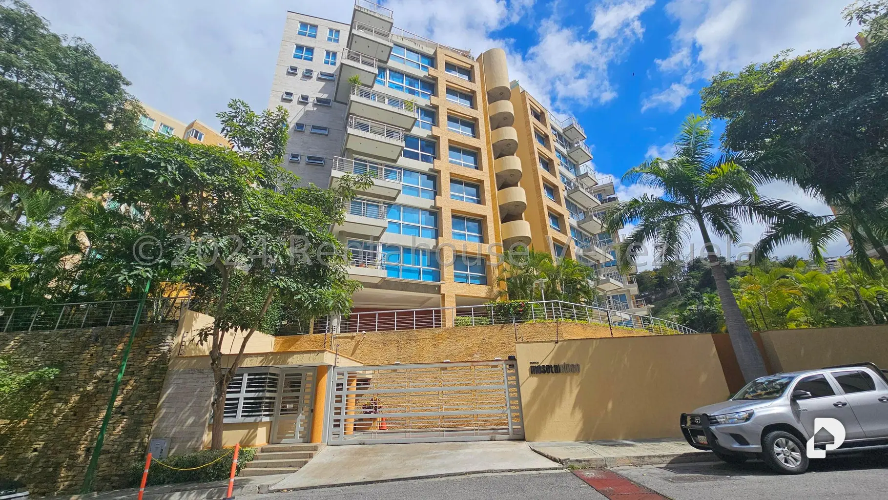 Apartamento en Las Mesetas de Santa Rosa de Lima, Caracas – 1