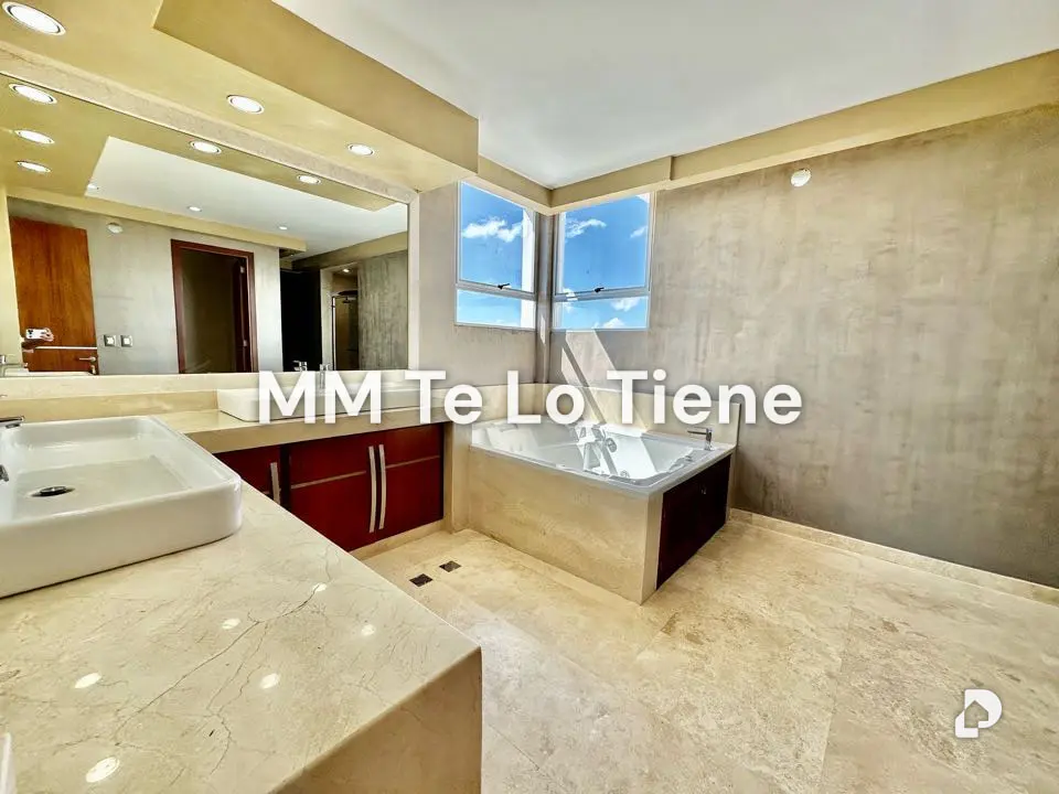 House in La Lagunita, Caracas – 25