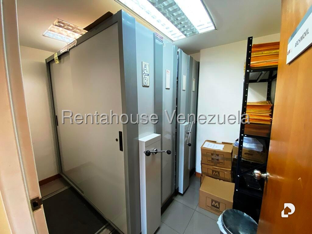 Local comercial en Santa Sofía, Caracas – 16