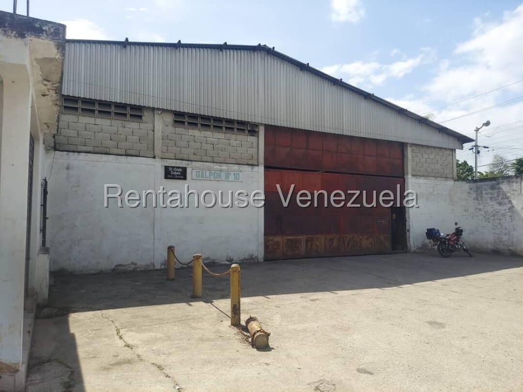 Warehouse in Los Guayos - 1