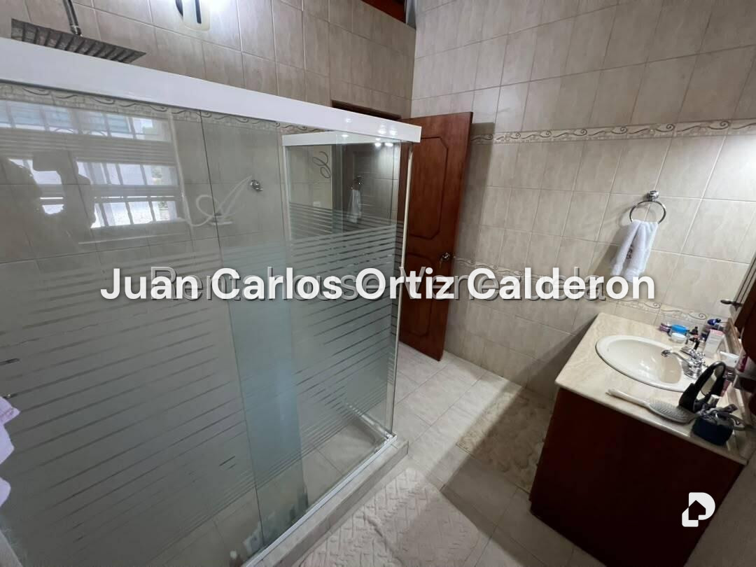 Casa en Cumbres de Curumo, Caracas – 18