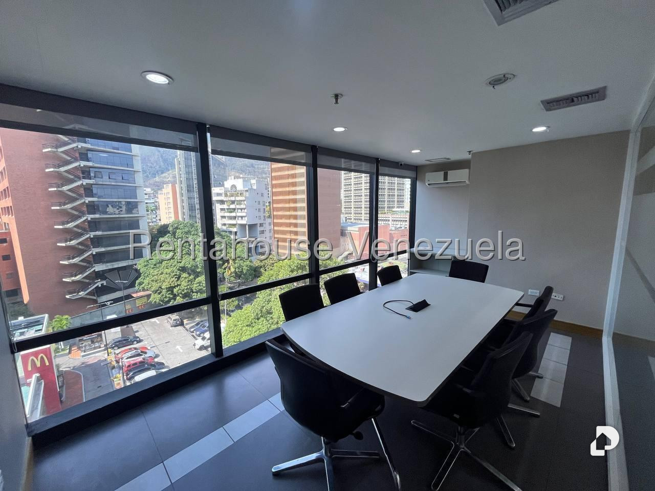 Oficina en La Castellana, Caracas – 26