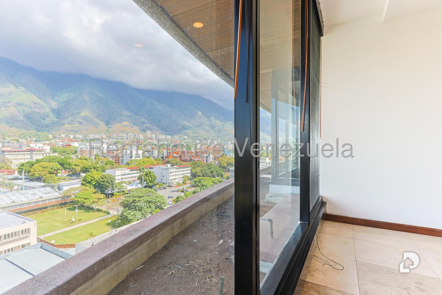 Oficina en La Castellana, Caracas – 23