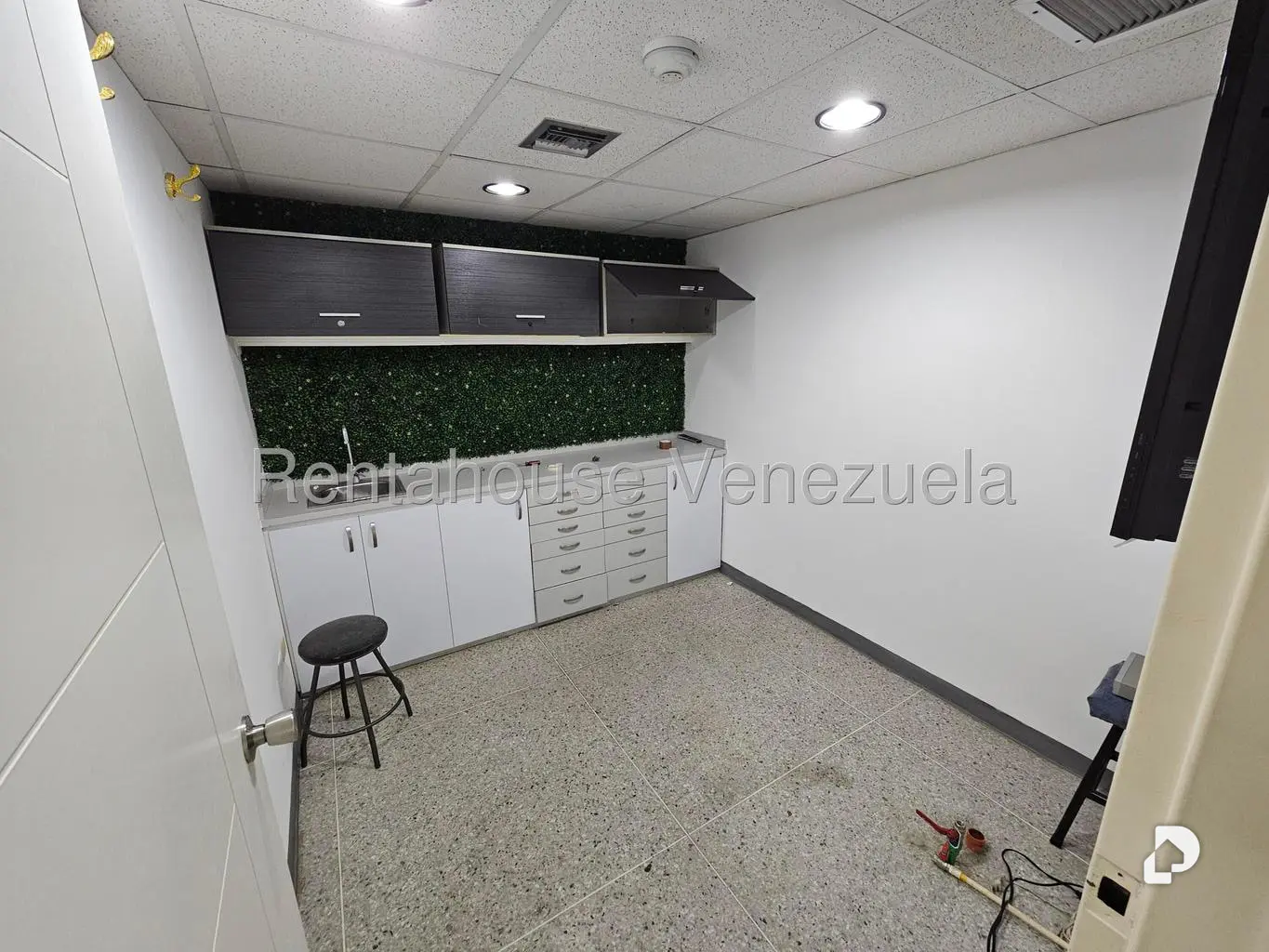 Local comercial en La Urbina, Caracas – 12