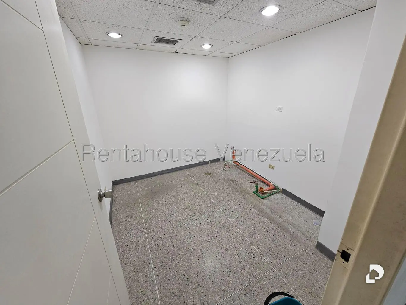 Local comercial en La Urbina, Caracas – 11