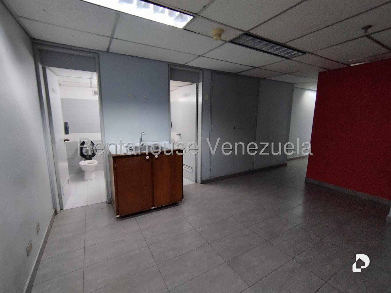 Local comercial en Plaza Venezuela, Caracas – 18