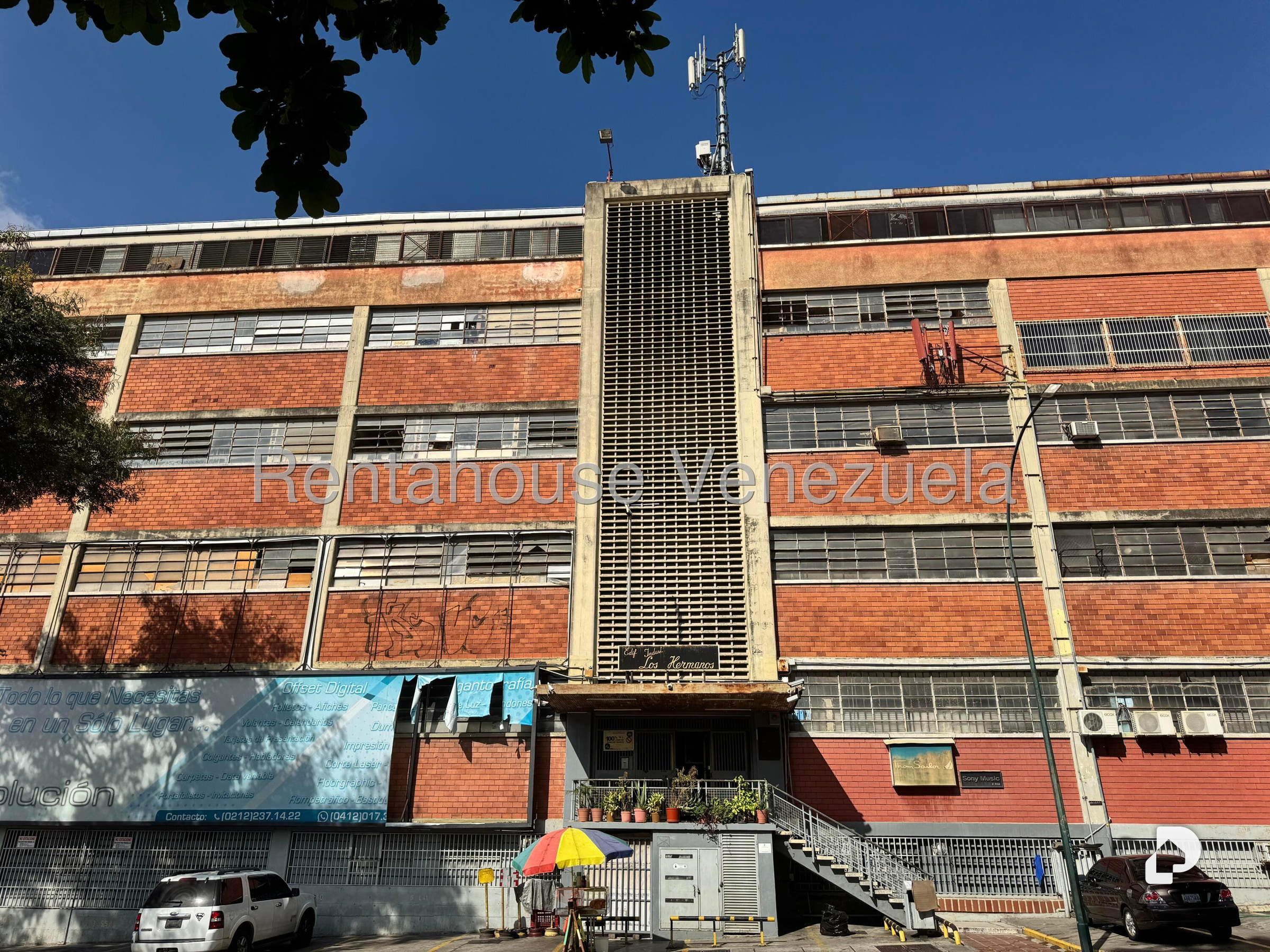 Galpón en Los Cortijos de Lourdes, Caracas – 1