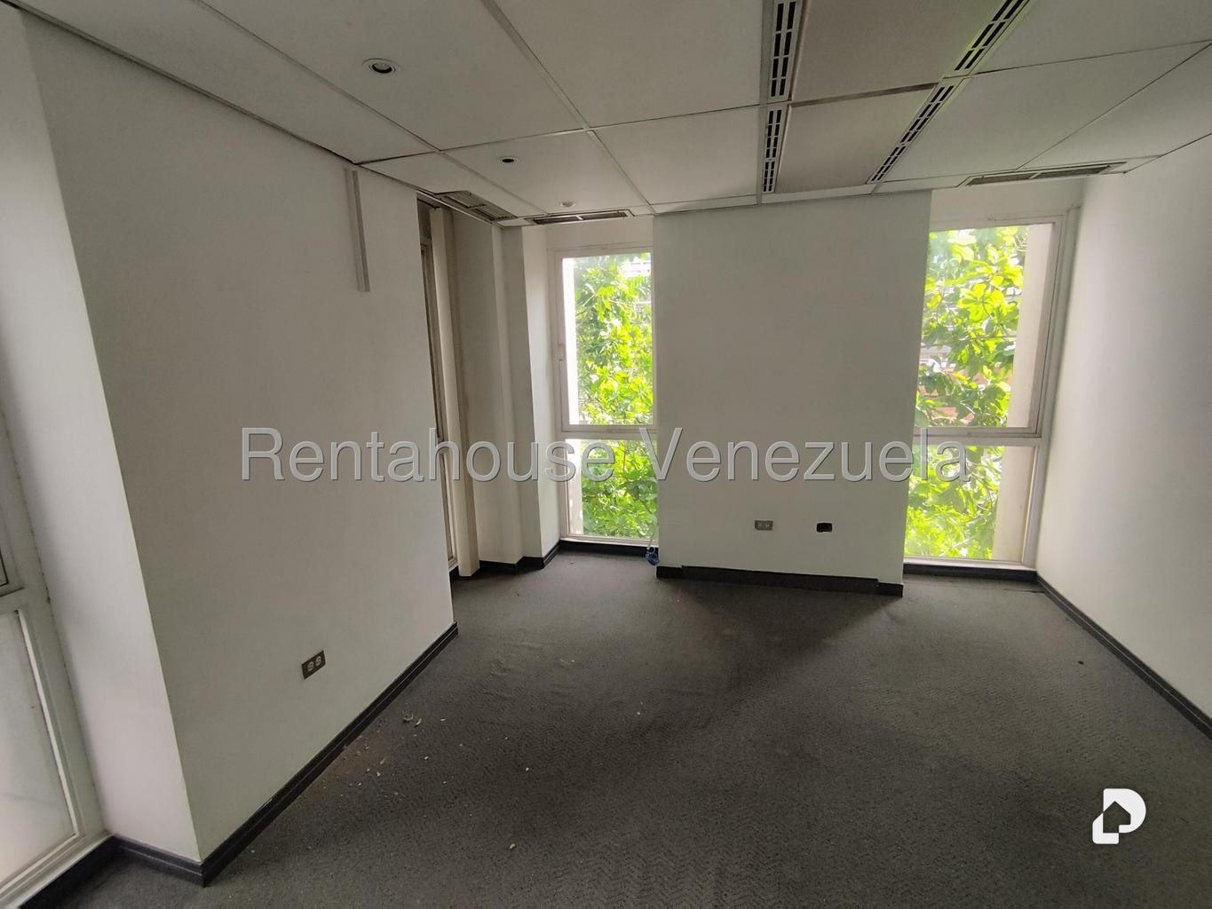 Oficina en Los Palos Grandes, Caracas – 12
