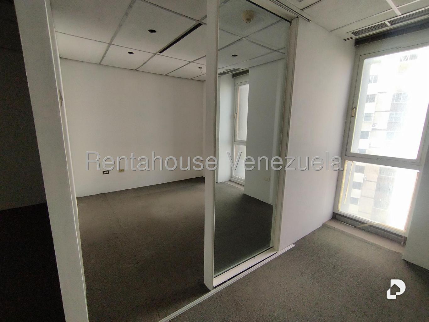 Oficina en Los Palos Grandes, Caracas – 15
