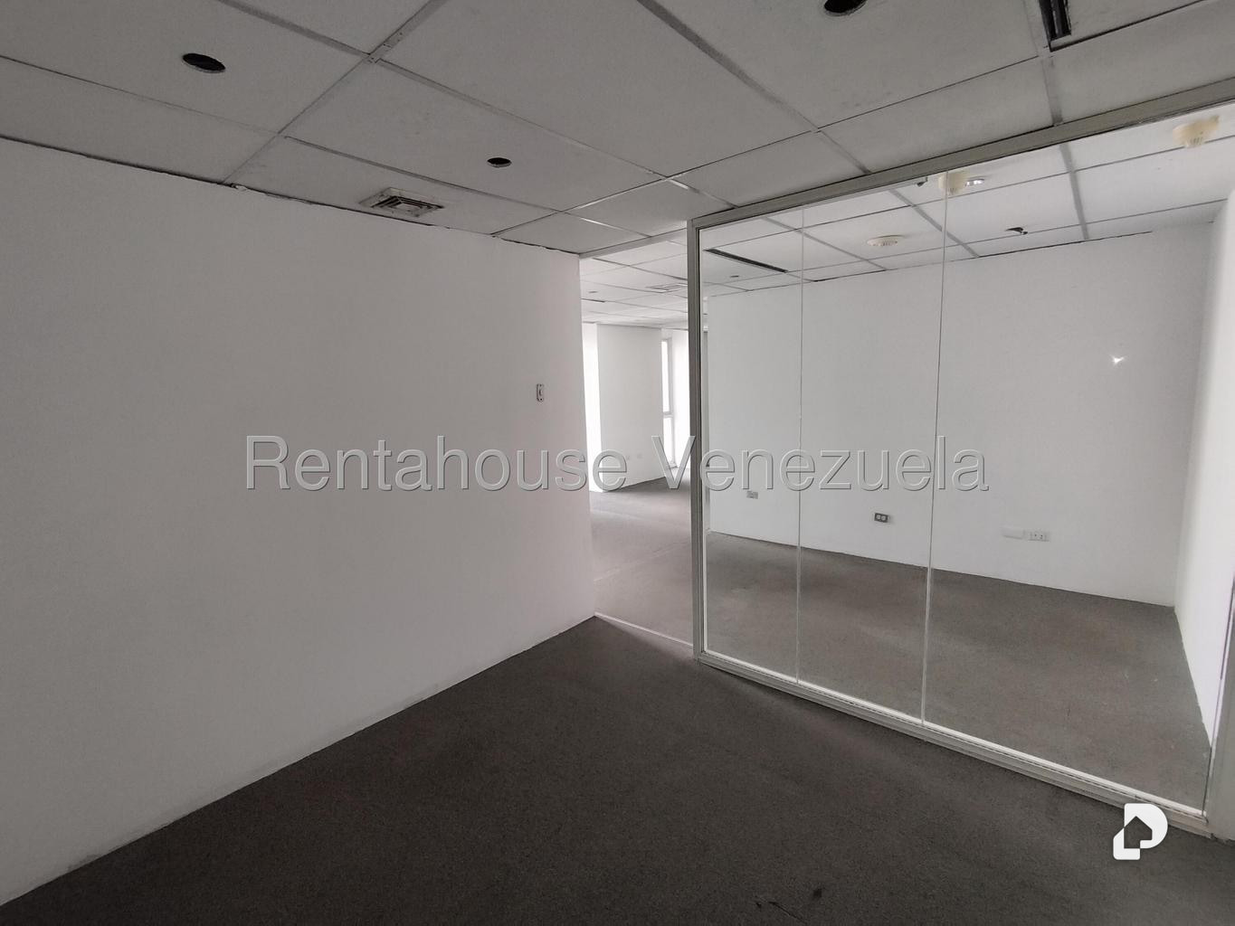 Oficina en Los Palos Grandes, Caracas – 19