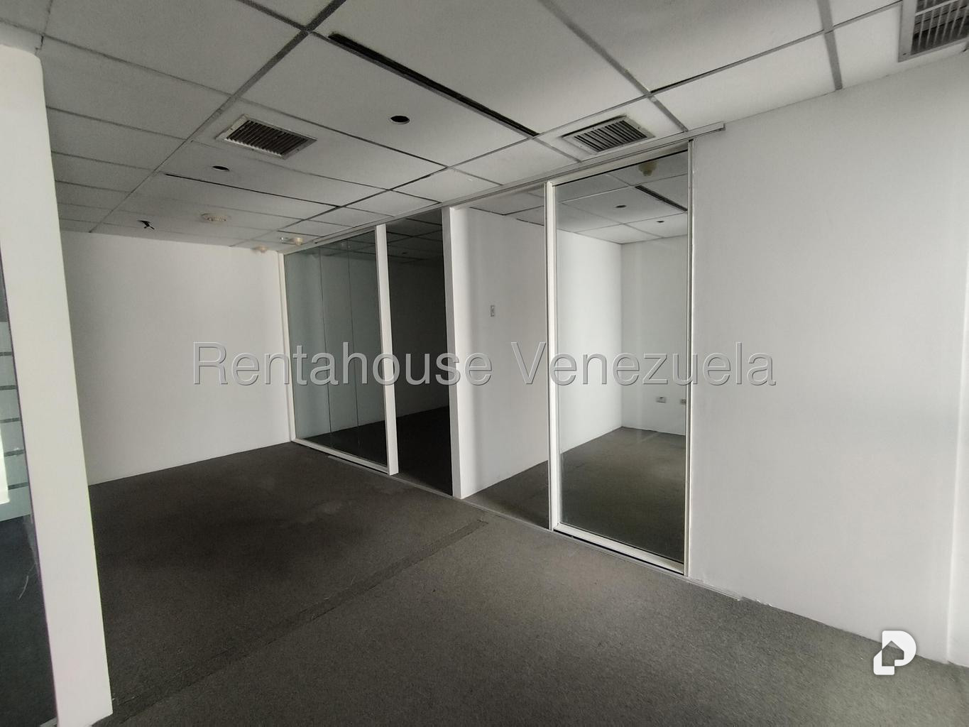 Oficina en Los Palos Grandes, Caracas – 16