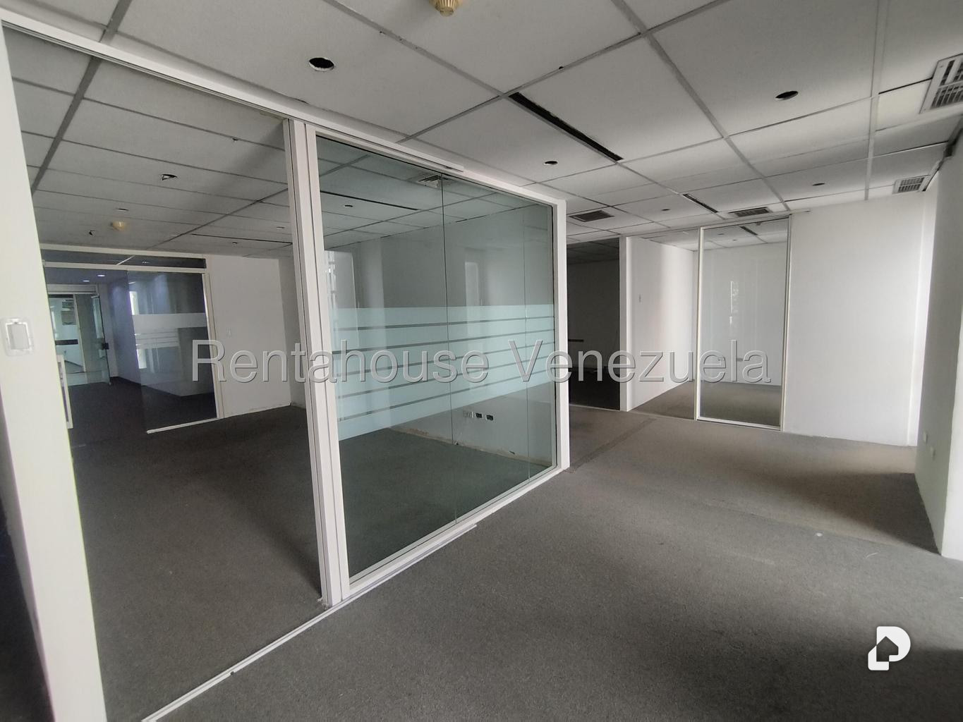 Oficina en Los Palos Grandes, Caracas – 17