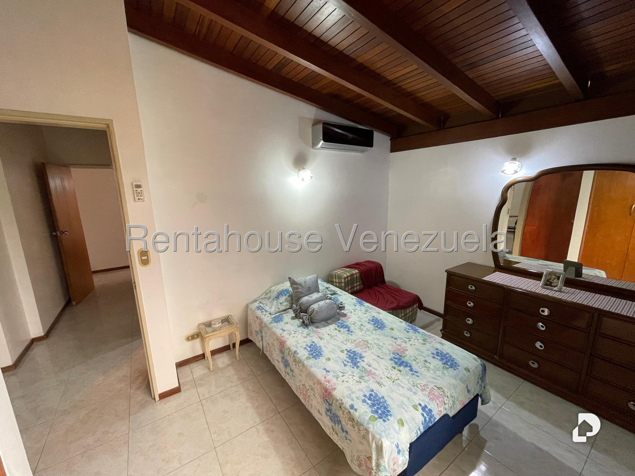 Anexo en La California Sur, Caracas – 16
