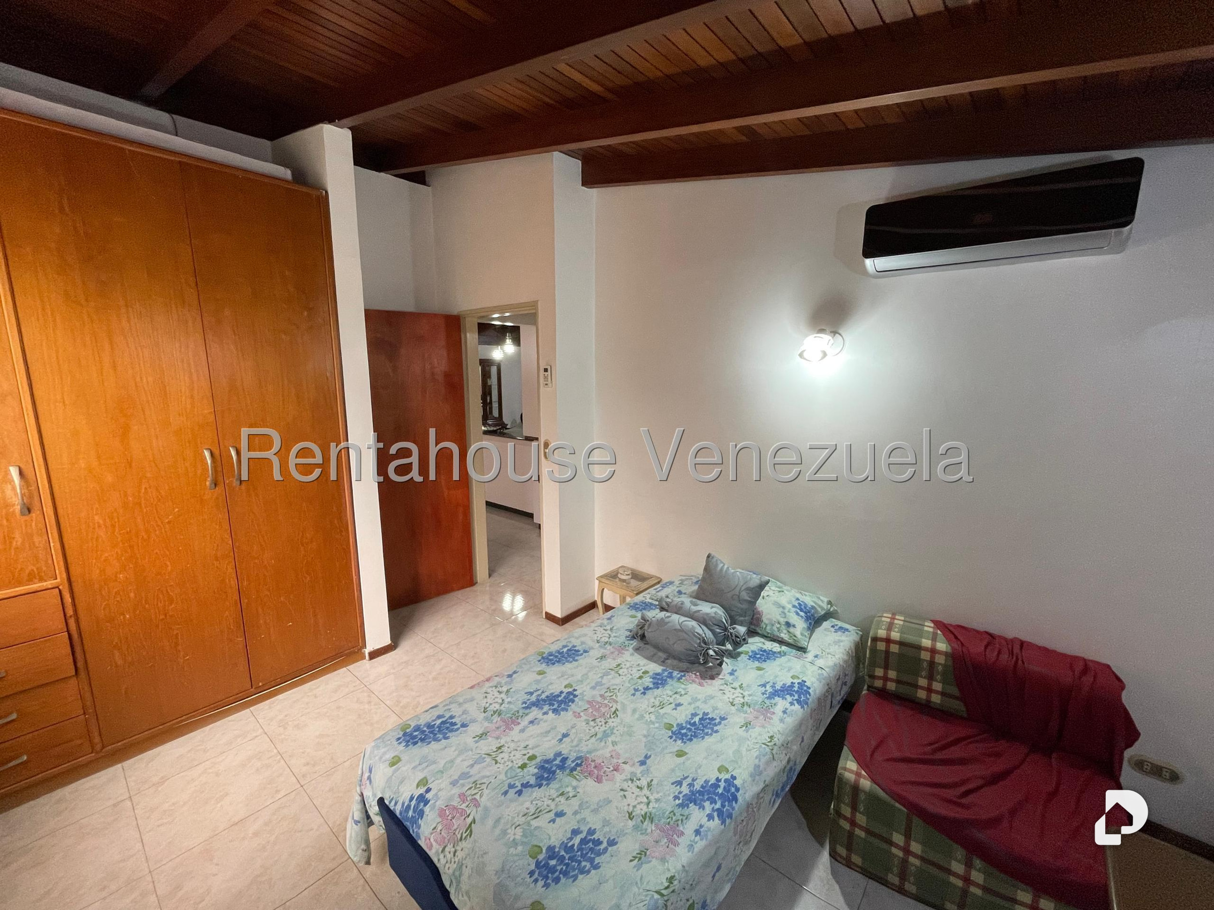 Anexo en La California Sur, Caracas – 17