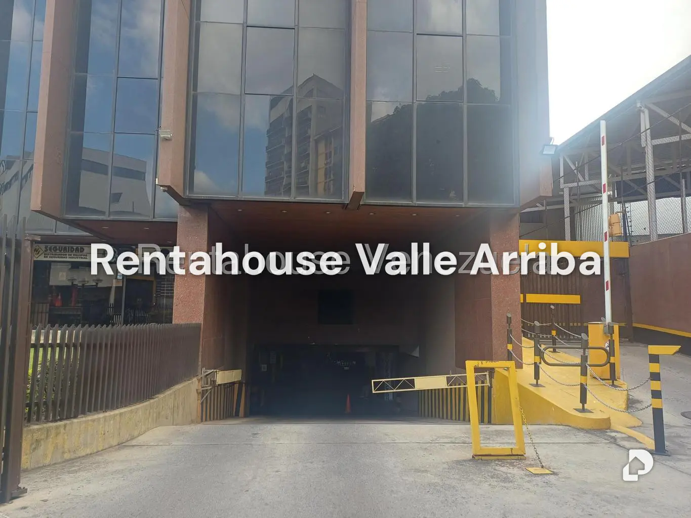 Garage/Parking in Los Dos Caminos, Caracas – 1