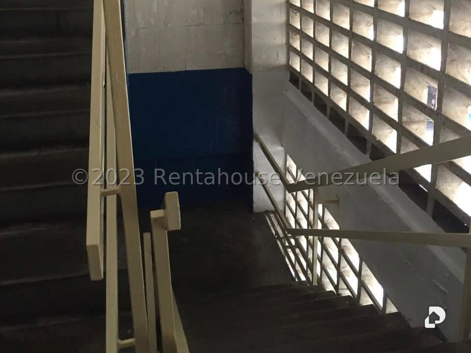 Edificio en Ruiz Pineda, Caracas – 28