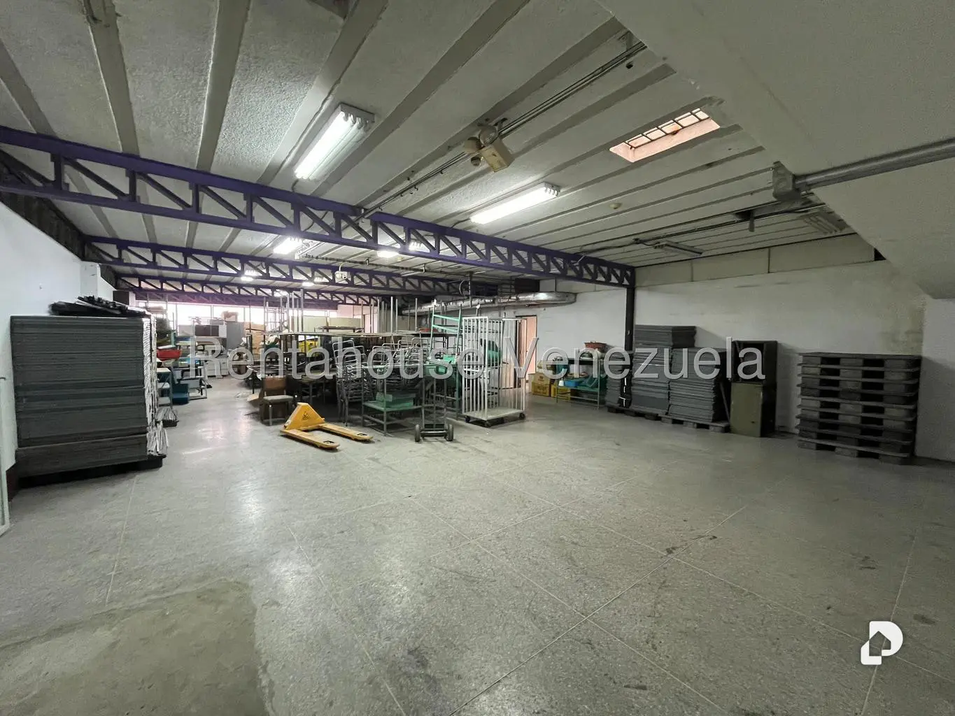 Local comercial en La Urbina, Caracas – 16