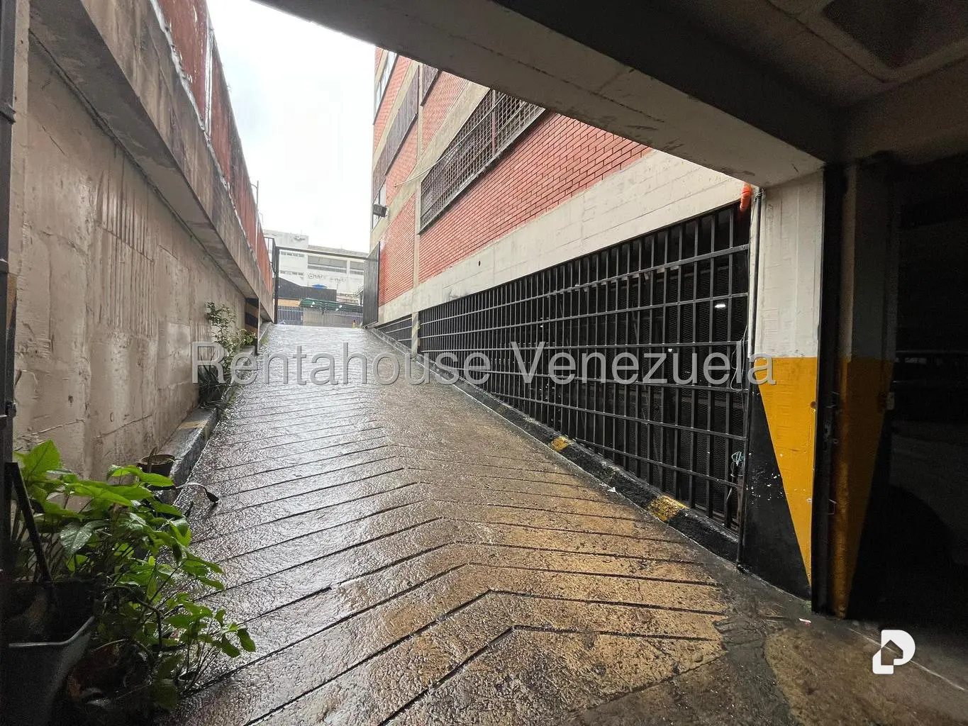 Local comercial en La Urbina, Caracas – 21
