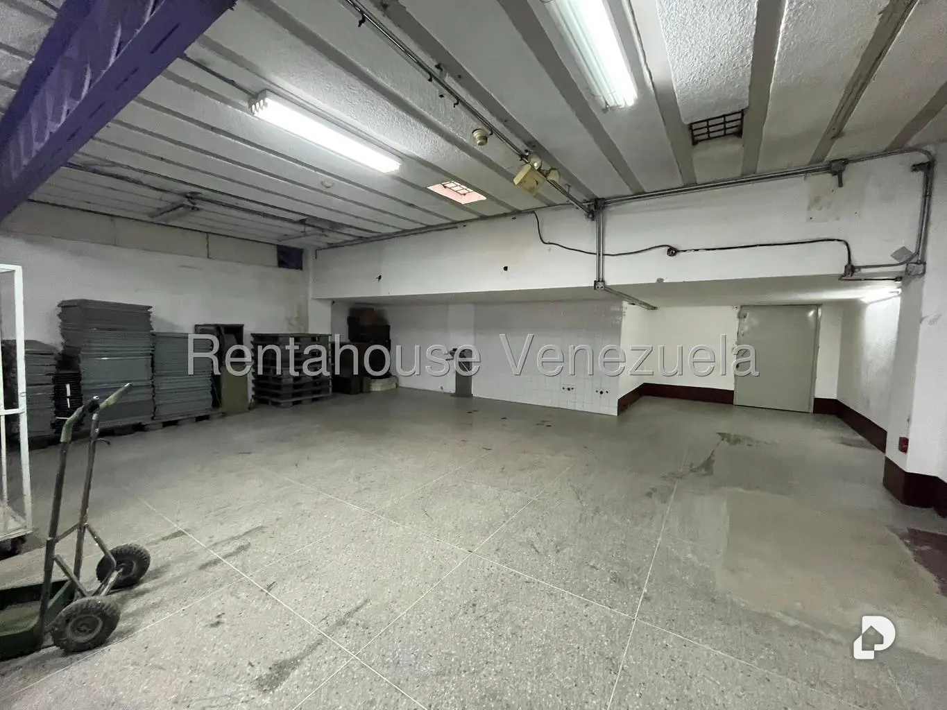 Local comercial en La Urbina, Caracas – 17