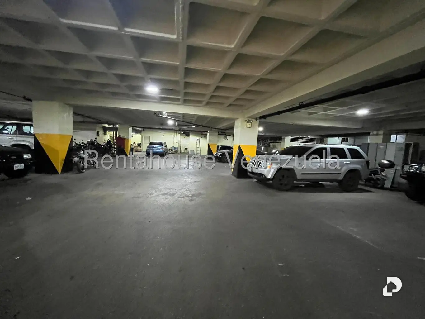 Local comercial en La Urbina, Caracas – 20
