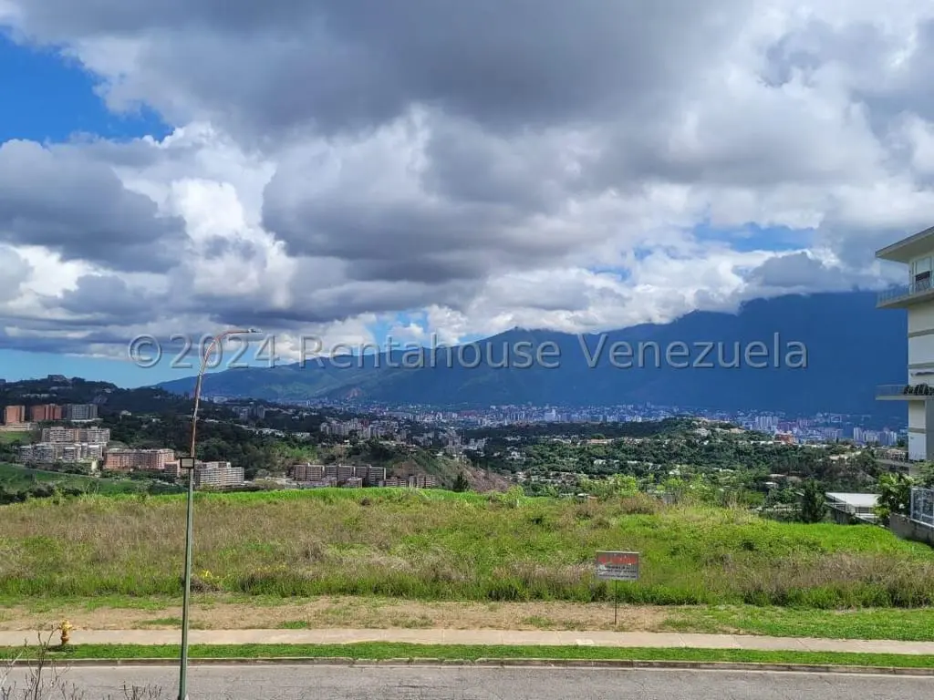 Land in Caracas - 1