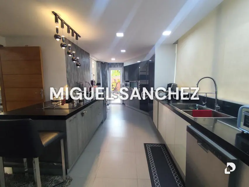 Casa en Lomas de La Laguntia, Caracas – 15
